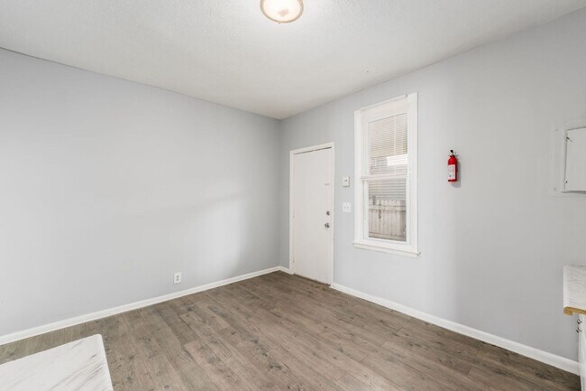 Building Photo - Freshly Updated Townhome Apartment!