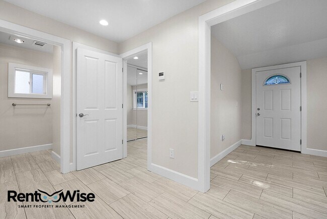 Building Photo - Chestnut Garden Patio Apartments