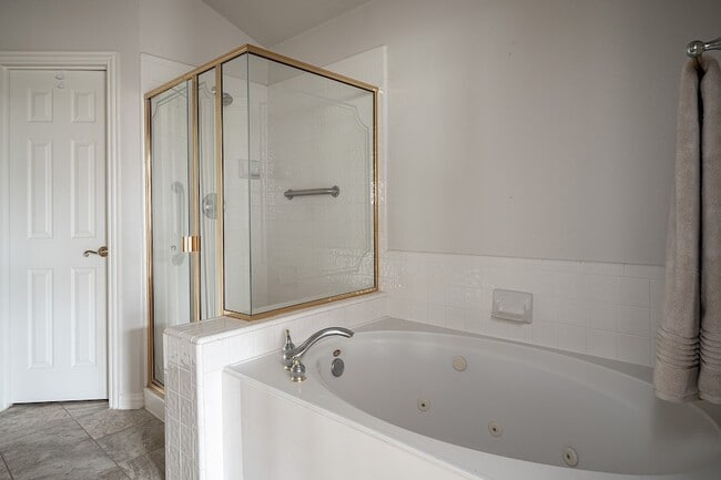 Building Photo - 7712 Lakecrest Cir