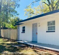 Building Photo - Comfortable Living and Style!