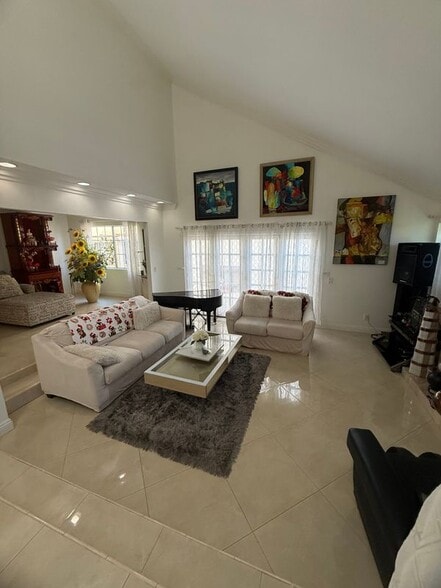 Building Photo - 10302 Parkview Ave