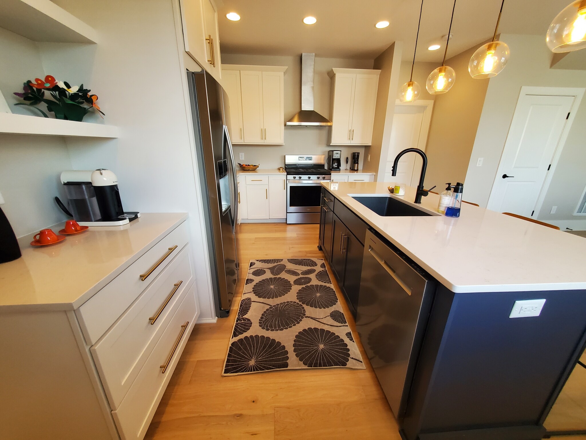 Stylish kitchen with 2-tone cabinets and brand new appliances. - 1021 Cheatham Pl
