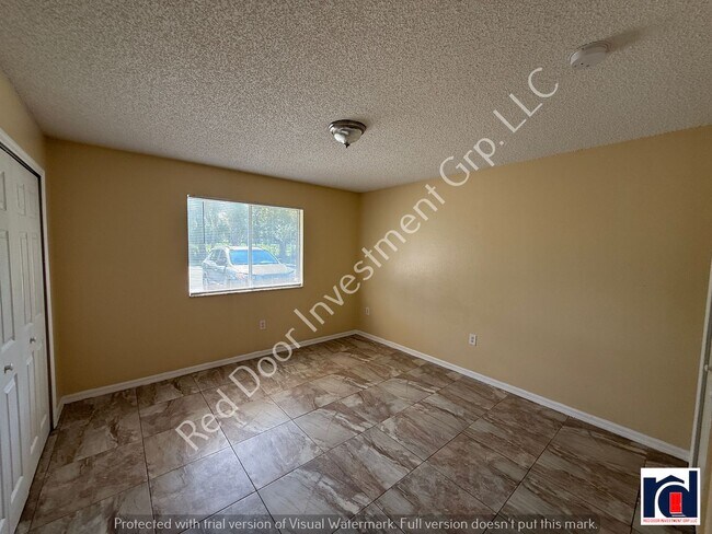 Building Photo - 3/1 Apartment in Deland - Close to Hontoon...