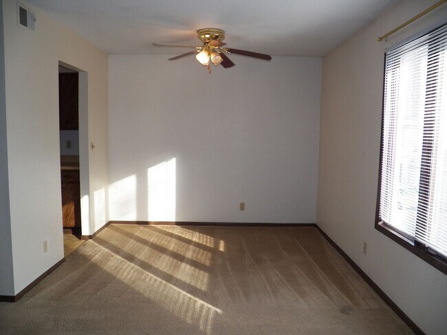 Building Photo - 1008 Bridgit Ct SE