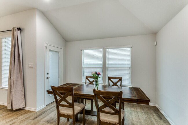 Building Photo - LIKE NEW HOME IN CROWLEY! READY TO VIEW!