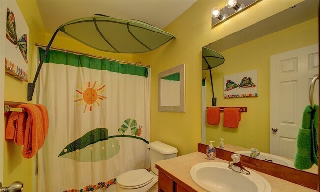 Building Photo - Beautiful 3 bed Home in Country Woods!