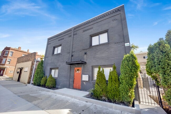 Primary Photo - 2405 S Leavitt St