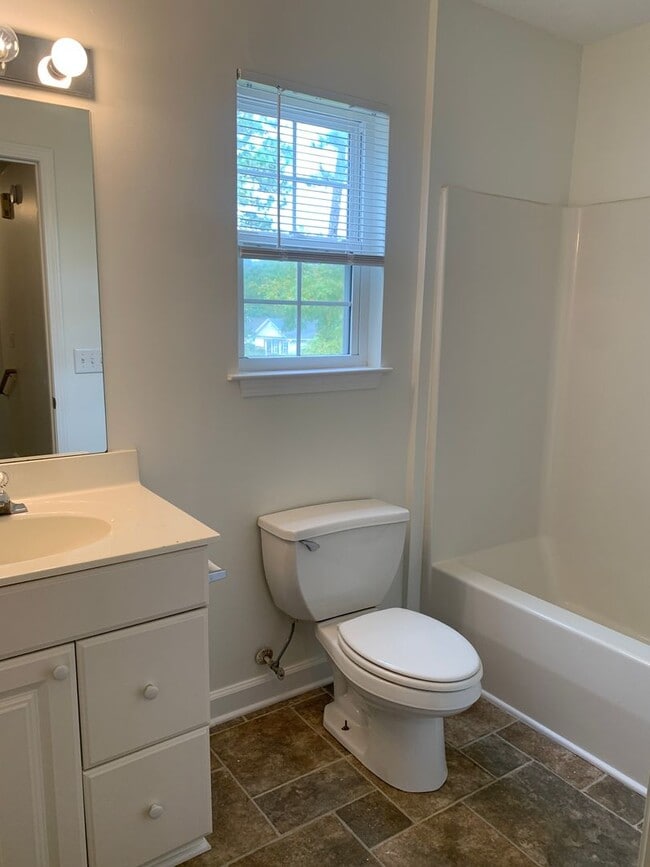 Building Photo - 3 Bedroom 2 Bath House on Hillsdale Drive