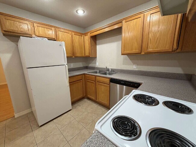 Building Photo - Modern, Low Maintenance Townhome in a Prime Fayetteville Location