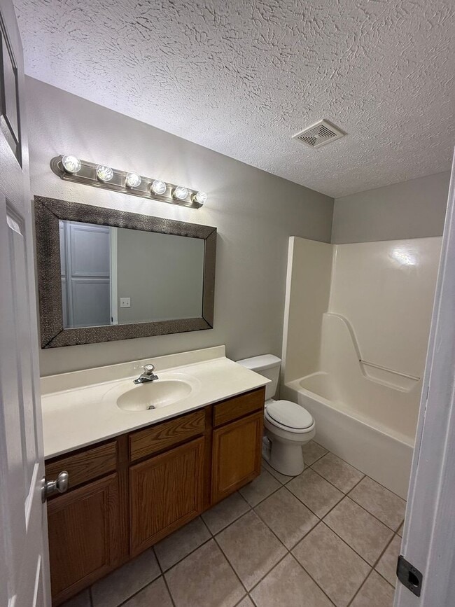 Building Photo - Updated home in Nixa
