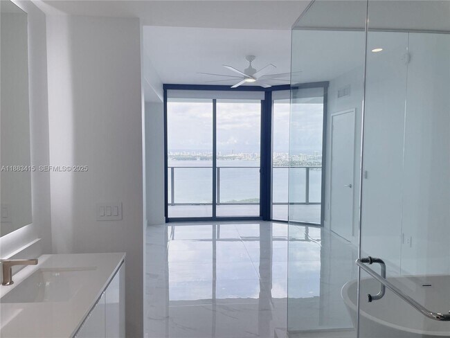 Building Photo - 700 NE 24th St