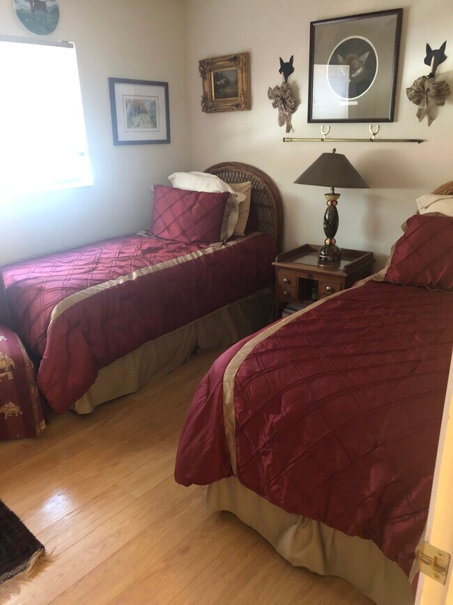 Building Photo - 7 Lexington Ln E