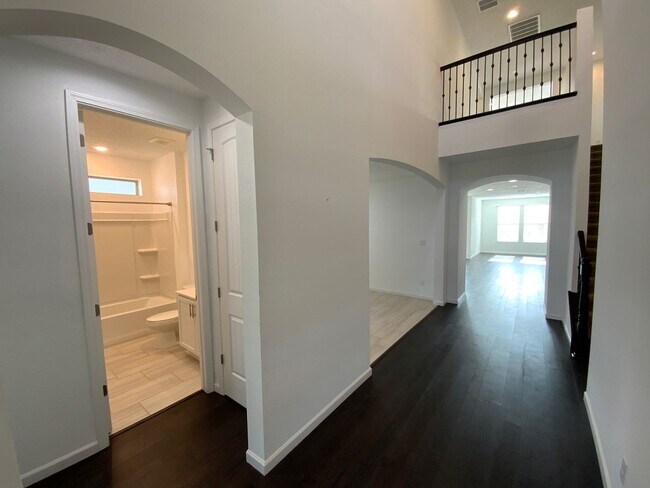 Building Photo - 5 Bedroom Luxury Home Available Near Louis...
