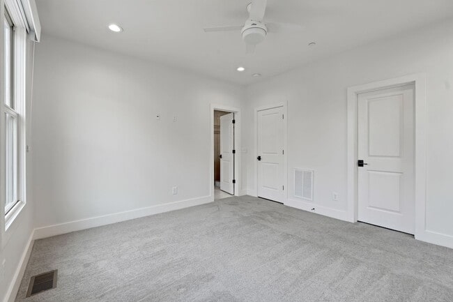 Building Photo - 206 S 10th St