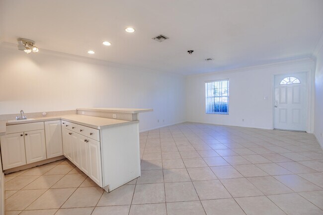 Building Photo - 527 W Jasmine Dr