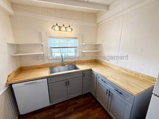 Building Photo - 302 Raynor St
