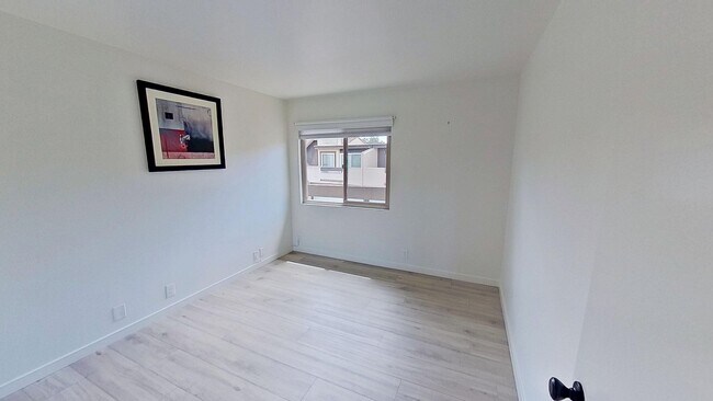 Building Photo - Spacious 3 bed / 2 bath in the More Mesa area