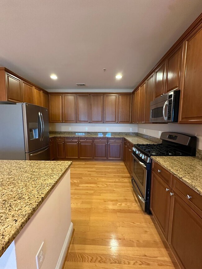 Building Photo - Glenwood Station Condo