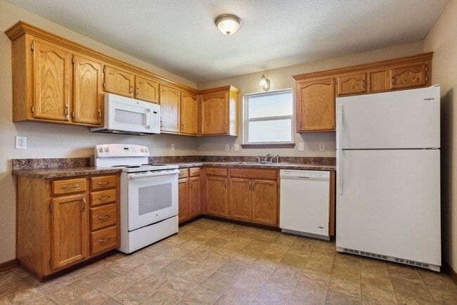 Building Photo - 3 Bedroom, 2 Bath, two story all electric ...