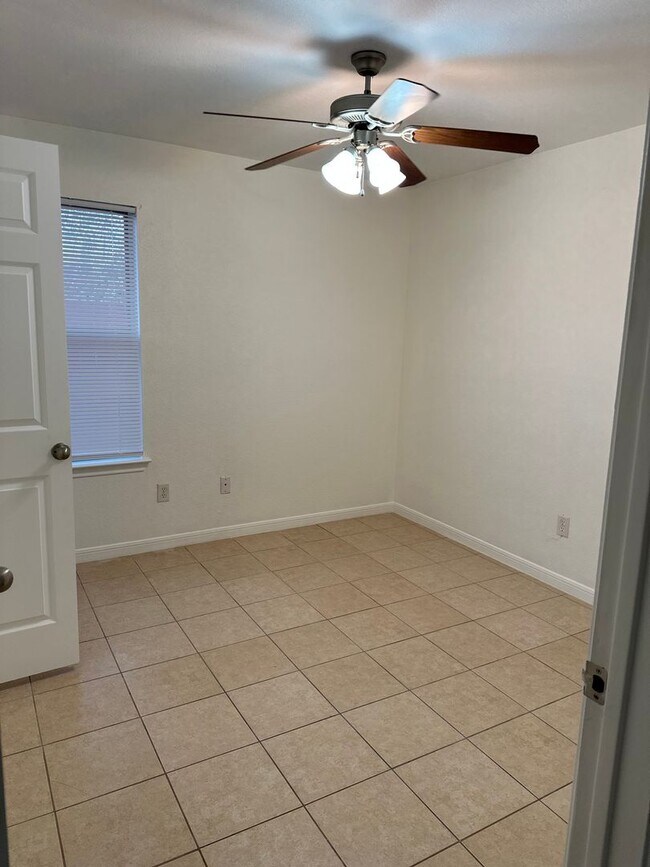 Building Photo - 3 Bedroom 2 Bath Duplex  2 weeks free move...