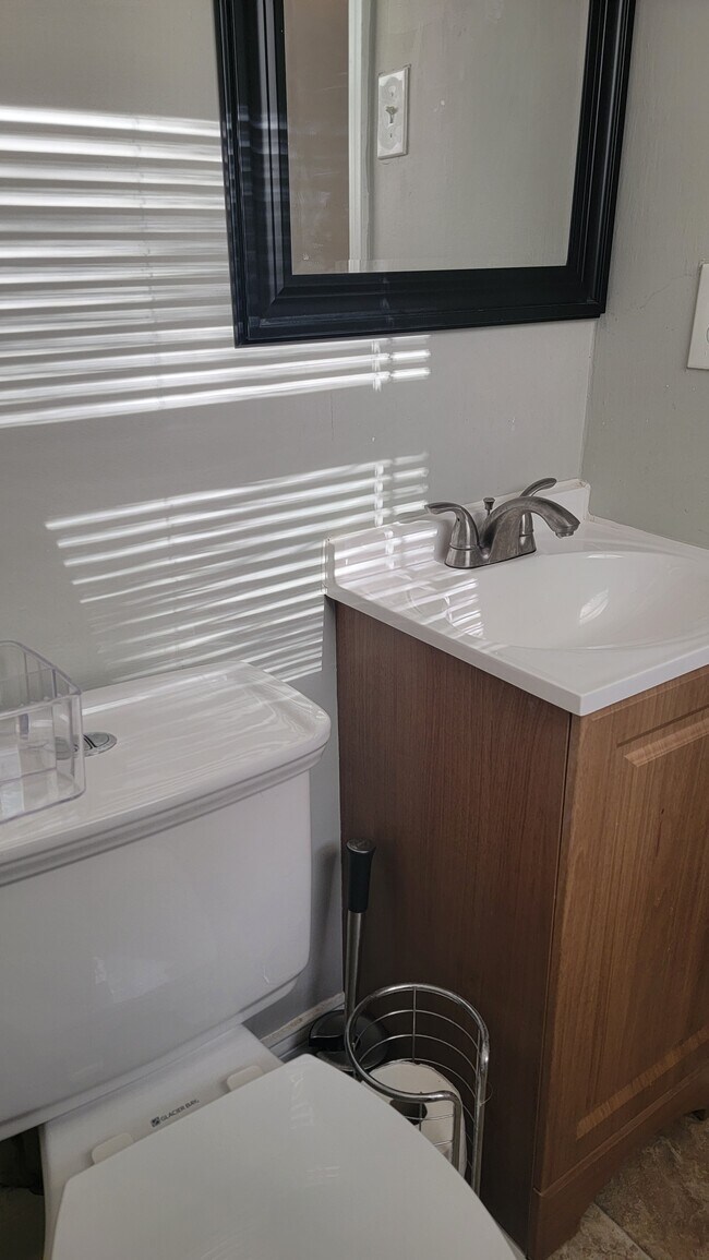 Jack-Jll bathroom off Bedroom 1 and 2 - 6585 Buckhurst Trl