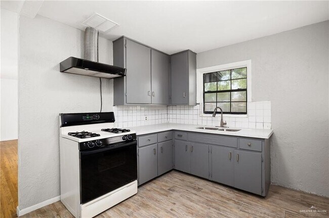 Building Photo - 1808 N Cummings Ave