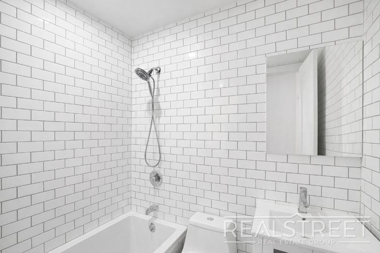 Building Photo - Magnificent 4 Bed 3.5 Bath Brownstone Duplex in Crown Heights