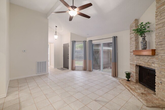 Building Photo - Freshly Renovated! Great Location! Such a sweet home