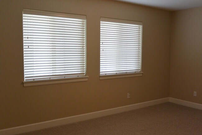 Building Photo - 1365 SE 194th Pl