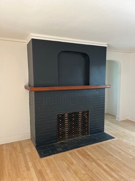 Living room - decorative fireplace - 1324 Wells St