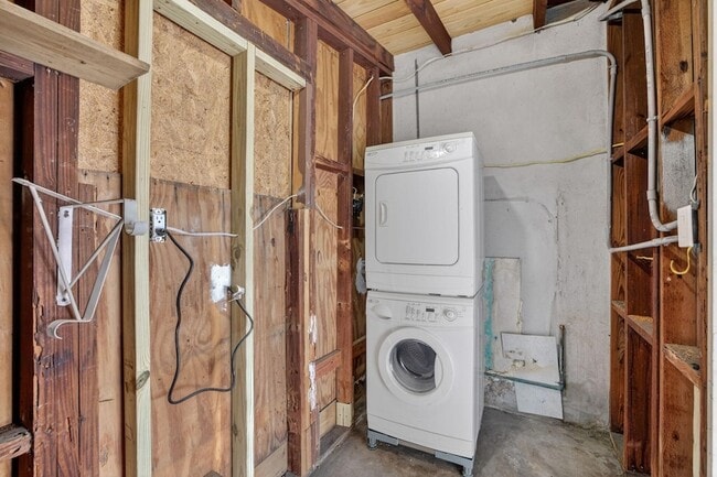 Building Photo - 108 SW 24th Ave