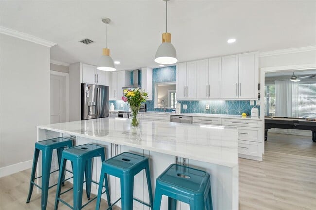 Building Photo - 3922 Fontainebleau Dr