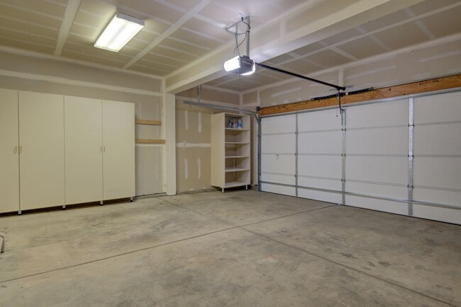 Building Photo - Beautiful clean home ready to move in on 08/05/2026 but not before!