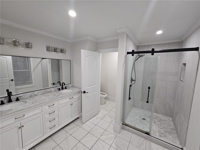 Building Photo - 1129 Graymont Dr SW