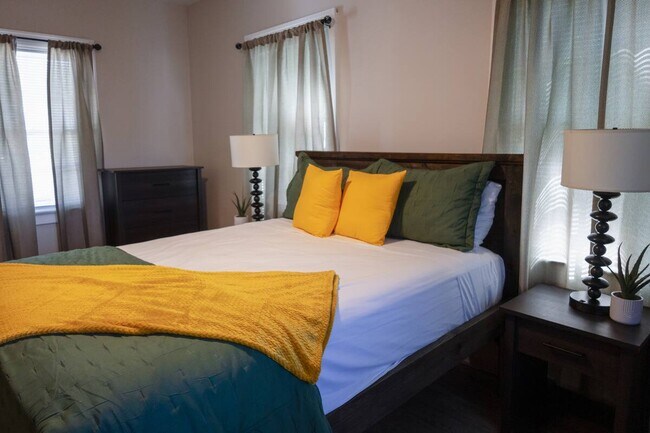 Building Photo - Honey Hive