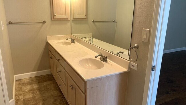 Building Photo - 725 Woodrow Cir