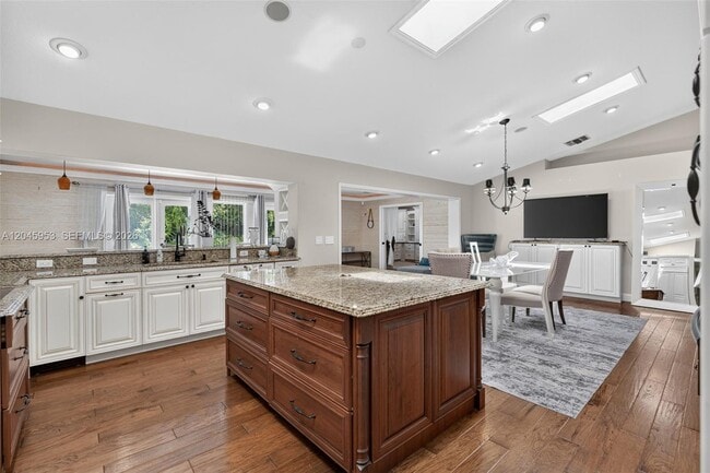 Building Photo - 542 N Cypress Dr