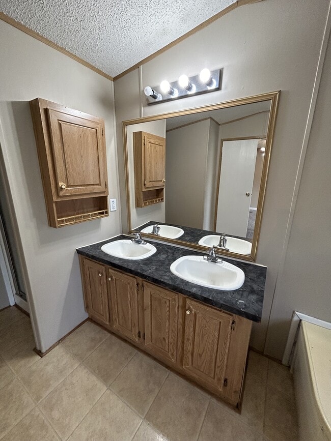 Building Photo - 217 Tyler St