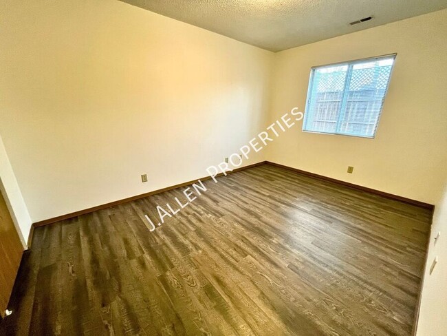 Building Photo - Rare, Large, Affordable 3 bed