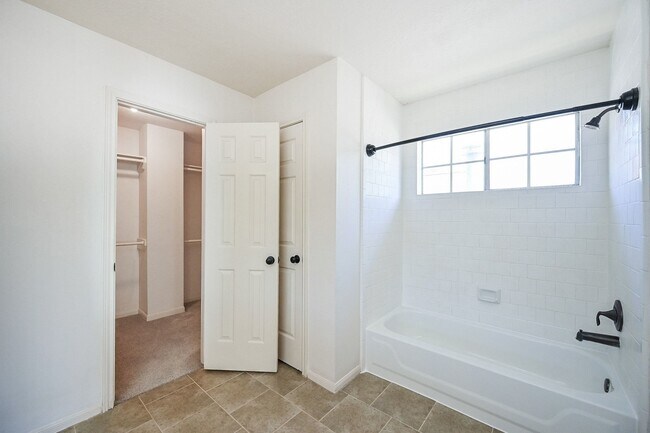 Building Photo - 2914 Silent Dr