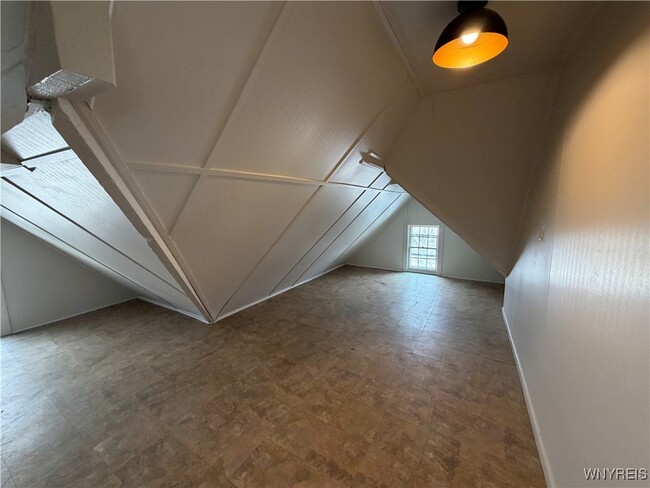 Building Photo - 180 Richmond Ave