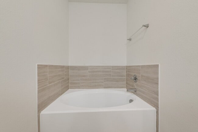 Building Photo - Fantastic newer 3-2-2 in Heartland Master Planned Community