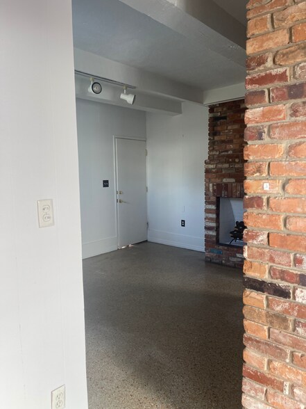 Building Photo - 912 N Grandview Ave