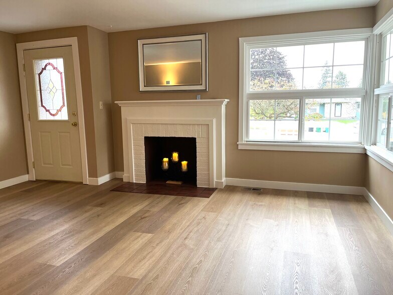 Building Photo - 15545 8th Ave NE