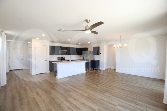 Building Photo - 2540 W La Salle St