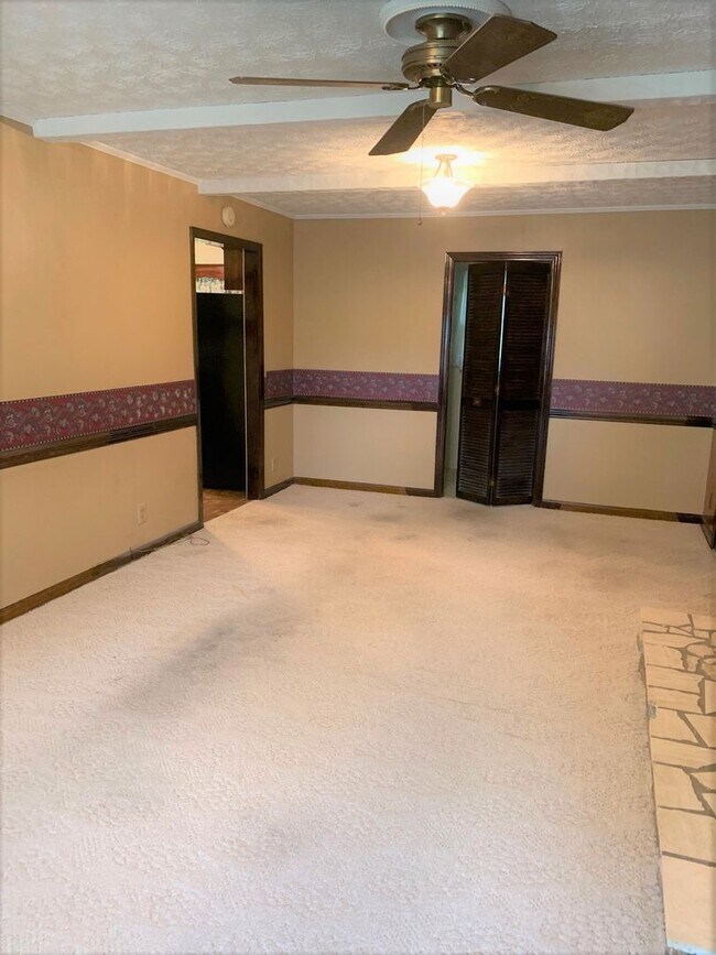 Building Photo - 3 Bedroom / 2 Bath Brick Home Johnson City...