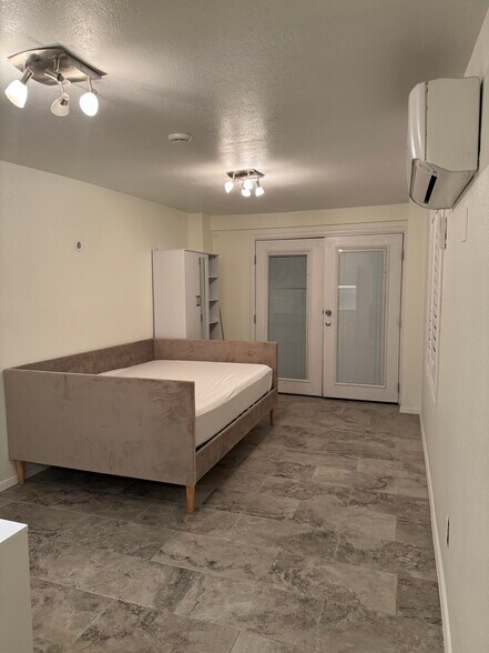 Building Photo - 717 Kern Dr