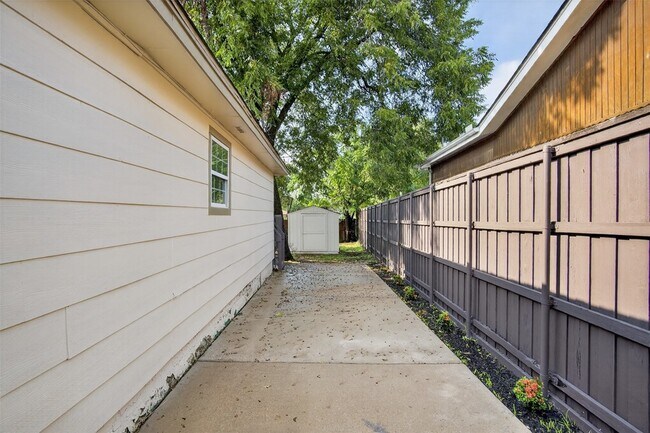 Building Photo - 4806 W University Blvd