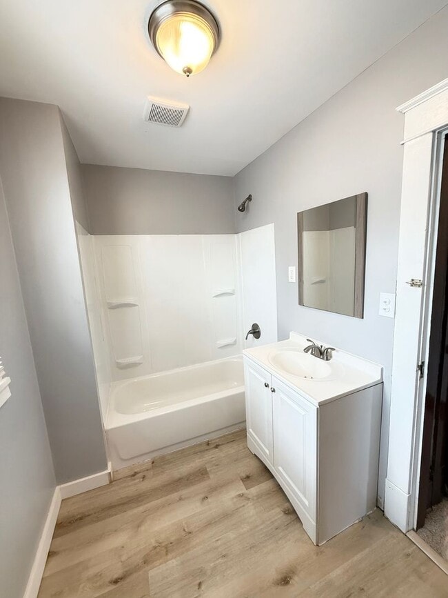 Building Photo - Updated 3 Bedroom 1 Bathroom in North Vers...