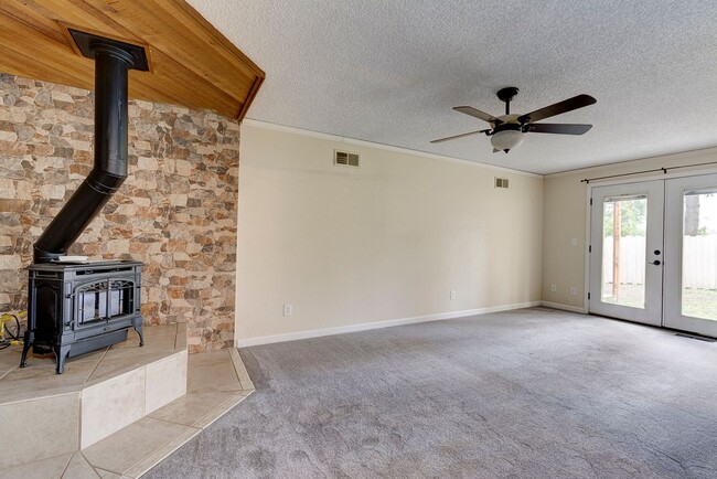 Building Photo - Spacious 3 Bedroom 2 Bath in desirable neighborhood